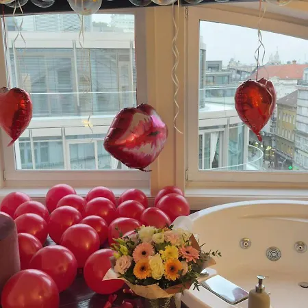Enzo Capo Vip Jacuzzi * Budapest